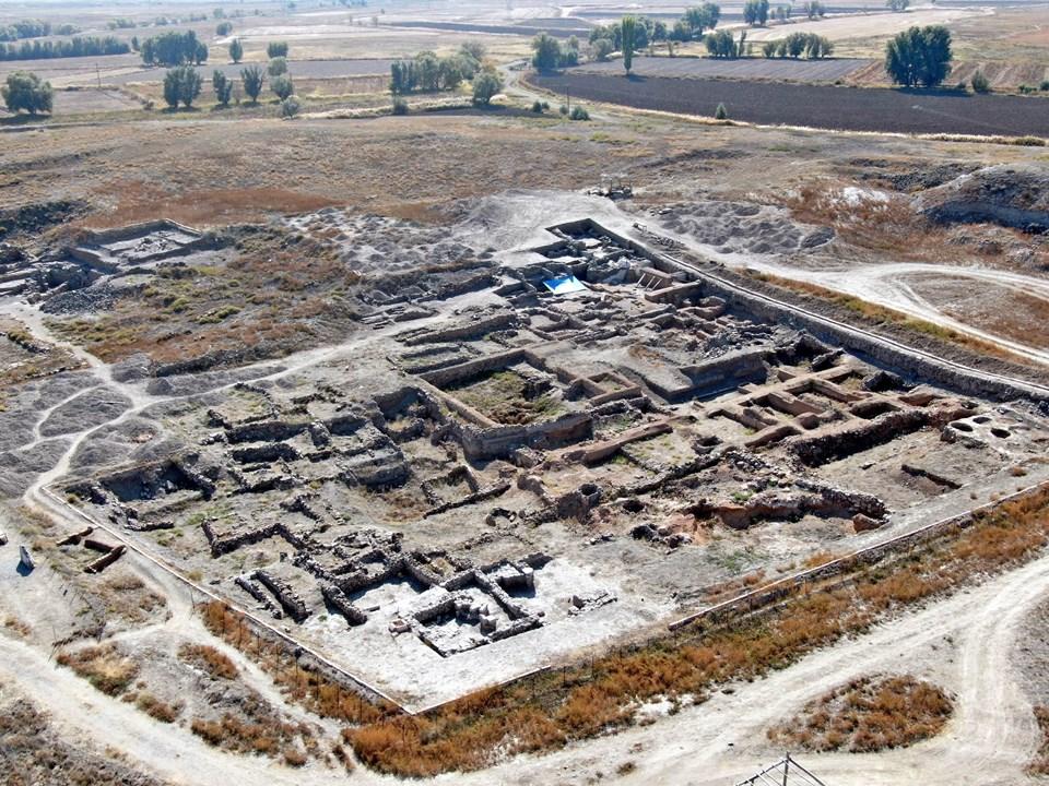 Türkçedeki Gizemli Kelimelerin 4.500 Yıllık Kökenleri: Dilimizin Derinliklerindeki Sırları Keşfedin 1 Kültepe-Kaniş-Karum Ören Yeri'nde 77 Yıllık Kazı Çalışmaları ve Türkçe'nin Kökenleri