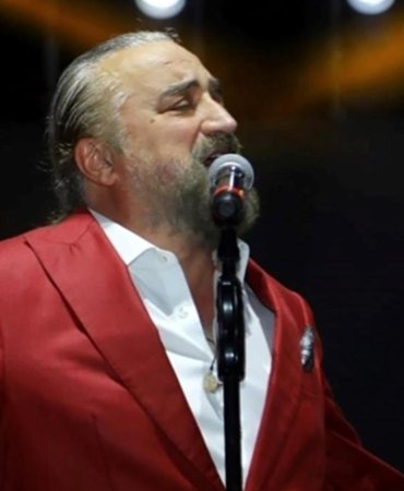 Volkan Konak'ın Sahnedeki Ölümüyle İlgili Açıklama: "İlk Andan İtibaren Hayat Belirtisi Yoktu" 3 volkan-konakin-sahnedeki-olumuyle-ilgili-aciklama-ilk-andan-itibaren-hayat-belirtisi-yoktu-PJHGdgn2.jpg