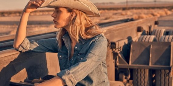Wrangler’dan Anneler Günü’ne Özel Doğal Şıklık: Yeni Sezon Koleksiyonu İlgi Görüyor