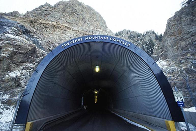 ABD'de Gizli Kıyamet Sığınakları Mı Var? Eski Bakanın 21 Trilyon Dolarlık İddiası Gündemi Sarstı 3 Cheyenne Dağı Kompleksi