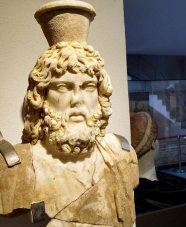 Bolu Müzesi’nde Sergilenen Zeus Helios-Serapis Büstü: Antik Dünyanın Sırlarını Keşfedin! 4 bolu-muzesinde-sergilenen-zeus-helios-serapis-bustu-antik-dunyanin-sirlarini-kesfedin-z7KtOOl8.jpg