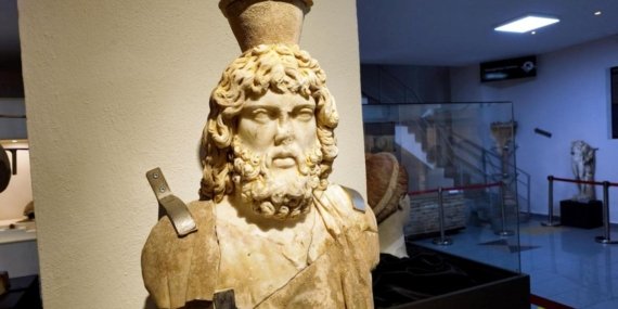 Bolu Müzesi’nde Sergilenen Zeus Helios-Serapis Büstü: Antik Dünyanın Sırlarını Keşfedin!