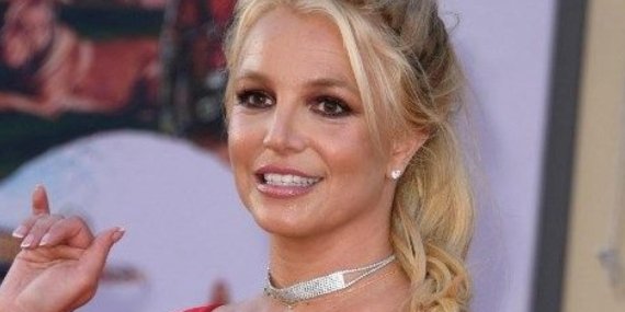 Britney Spears, LAX’da Sigara İçerken Polisle Karşılaştı