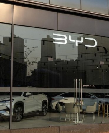 BYD Çin'de Elektrikli Araç Fiyatlarını Sert Şekilde Düşürdü Piyasa Yeni Bir Savaşın Eşiğinde 2 byd-cinde-elektrikli-arac-fiyatlarini-sert-sekilde-dusurdu-piyasa-yeni-bir-savasin-esiginde-PKPiGEXR.jpg