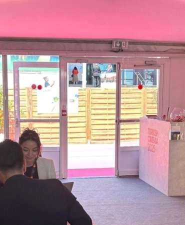 Cannes Film Festivali'nde Türkiye Standına Gelen Büyük İlgi ve Kültürel Zenginliklerin Parıltısı 4 cannes-film-festivalinde-turkiye-standina-gelen-buyuk-ilgi-ve-kulturel-zenginliklerin-pariltisi-JLWX3bz4.jpg