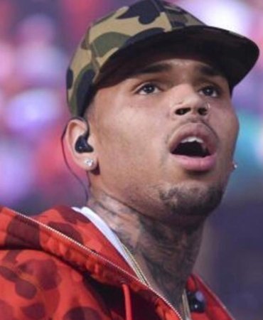 Chris Brown İngiltere'de şişe ve yumrukla saldırı iddiasıyla tutuklandı 7 chris-brown-ingilterede-sise-ve-yumrukla-saldiri-iddiasiyla-tutuklandi-9eAPCzA2.jpg
