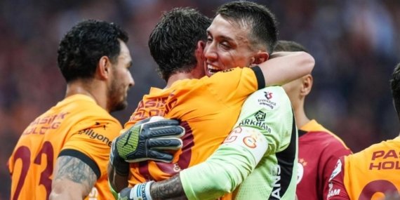 Galatasaray sezonu zaferle kapattı, Muslera ve Mertens’e veda edildi