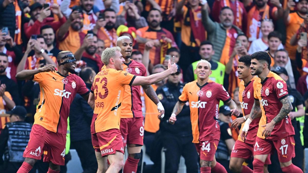Galatasaray Süper Lig’de şampiyonluğunu ilan etti 2 galatasaray-super-ligde-sampiyonlugunu-ilan-etti-RnVh9QJL.jpg