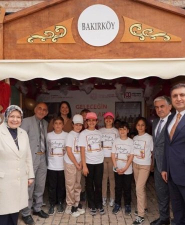 Genç Yazarların Parlayan Yıldızı: 2. Kitap Fuarı ve İmza Gününde Sahnede Yeni Nesil Edebiyatın Öncüleri 7 genc-yazarlarin-parlayan-yildizi-2-kitap-fuari-ve-imza-gununde-sahnede-yeni-nesil-edebiyatin-kGClkifS.jpg