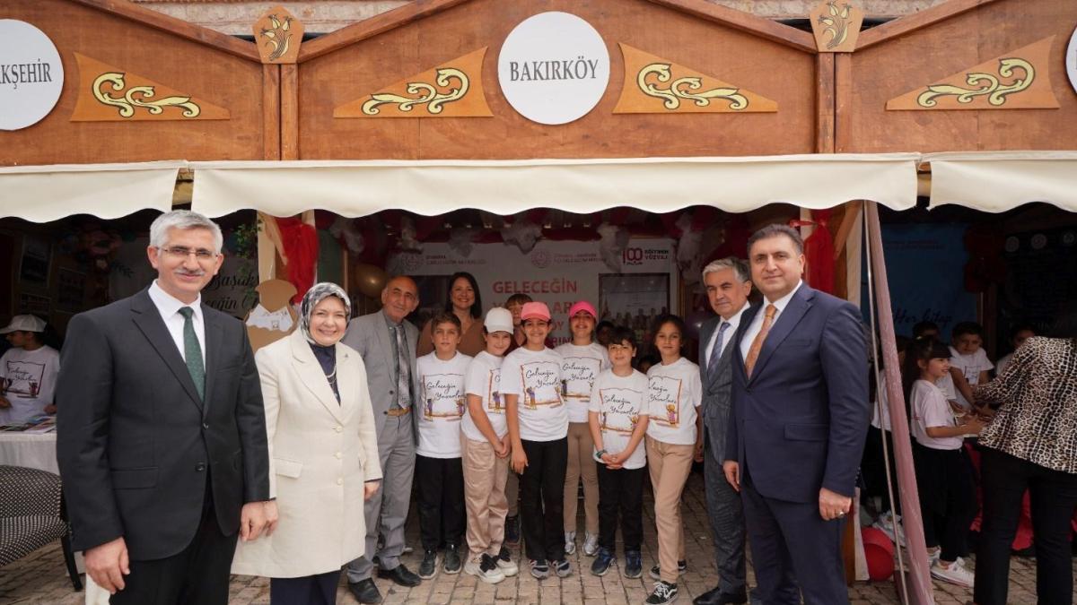 Genç Yazarların Parlayan Yıldızı: 2. Kitap Fuarı ve İmza Gününde Sahnede Yeni Nesil Edebiyatın Öncüleri 2 genc-yazarlarin-parlayan-yildizi-2-kitap-fuari-ve-imza-gununde-sahnede-yeni-nesil-edebiyatin-kGClkifS.jpg