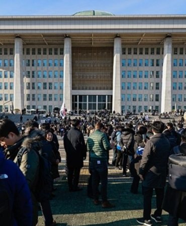 Güney Kore’de Yeni İstifa Depremi: Maliye Bakanı Choi Sang-mok, Azil Oylaması Öncesi Görevinden Ayrıldı 4 guney-korede-yeni-istifa-depremi-maliye-bakani-choi-sang-mok-azil-oylamasi-oncesi-gorevinden-ayrildi-1DEzxcky.jpg