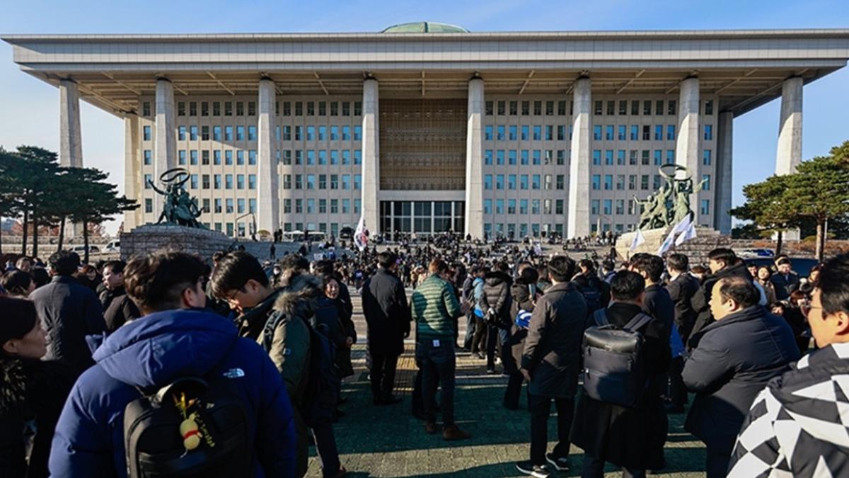 Güney Kore’de Yeni İstifa Depremi: Maliye Bakanı Choi Sang-mok, Azil Oylaması Öncesi Görevinden Ayrıldı 2 guney-korede-yeni-istifa-depremi-maliye-bakani-choi-sang-mok-azil-oylamasi-oncesi-gorevinden-ayrildi-1DEzxcky.jpg