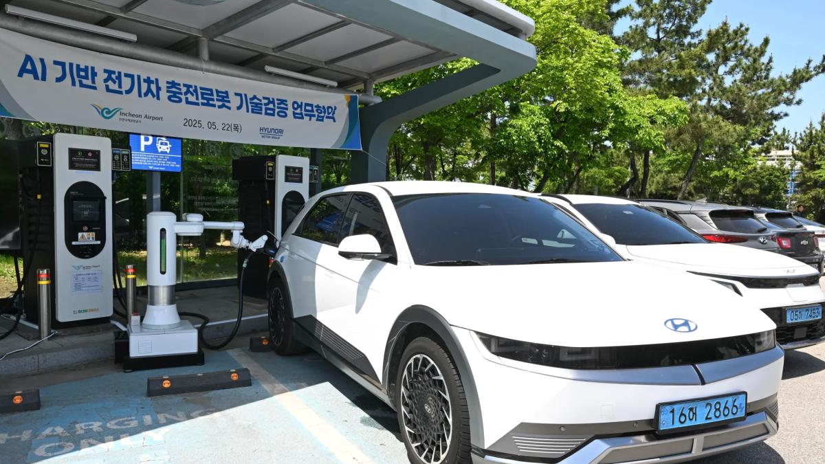 Hyundai'nin robot şarj cihazı havalimanında hizmete girdi 2 hyundainin-robot-sarj-cihazi-havalimaninda-hizmete-girdi-FAJbyYUm.jpg