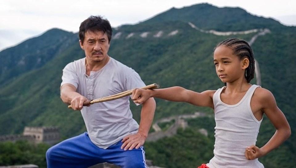 Jackie Chan'in Şaşırtıcı Kararı: Asla Emekli Olmayacağım! Efsane Serserinin Sırları ve Güncel Planları 1 Unutulmaz Dövüş Sahneleri ve Emeklilik Kararları