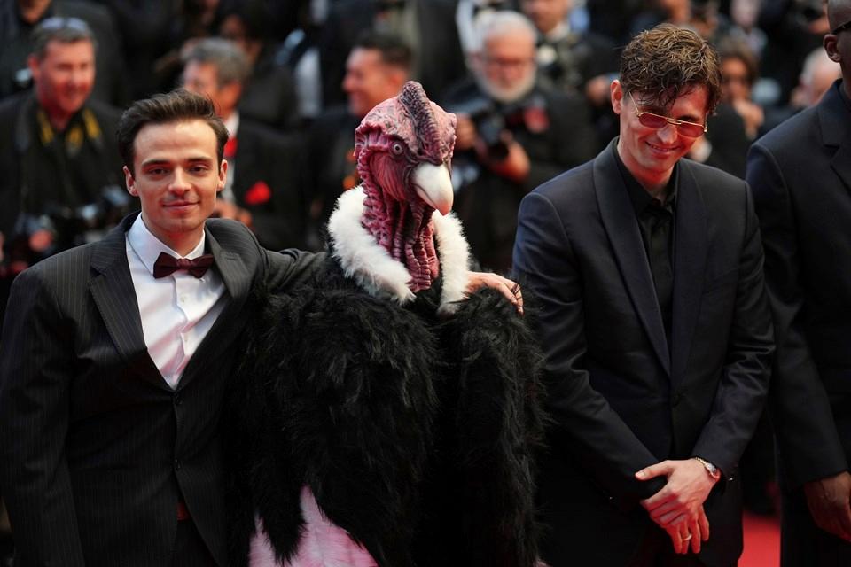 Kuş Adamın Kırmızı Halıdaki Çarpıcı Anları ve Sıradışı Başarısı 1 Cannes Film Festivali'nde İlginç Anlar ve Sürprizler