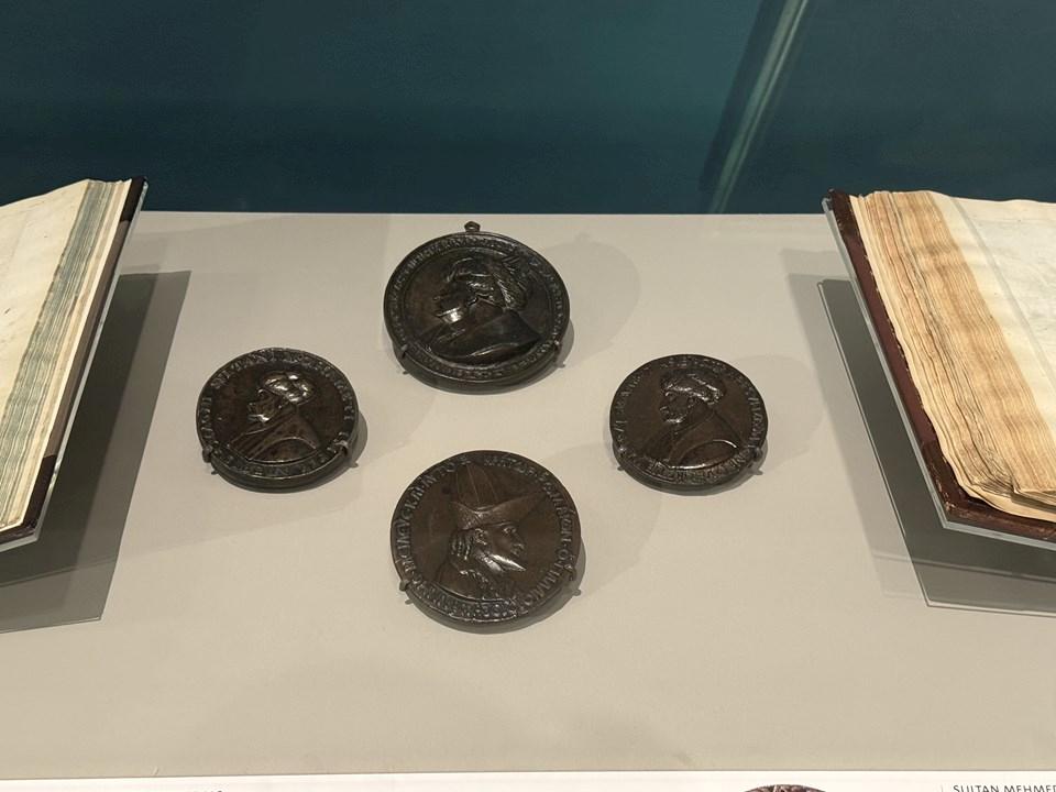 Londra'da Fatih Sultan Mehmed'in Eşsiz İzleri: Tarihin Derinliklerine Yolculuk 3 Madalyonlar ve At Üzerinde Tasvirler