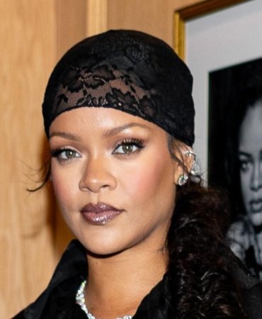 rihanna-met-gala-partisinde-messika-mucevherleriyle-goz-kamastirdi-uLW98x5K.jpg