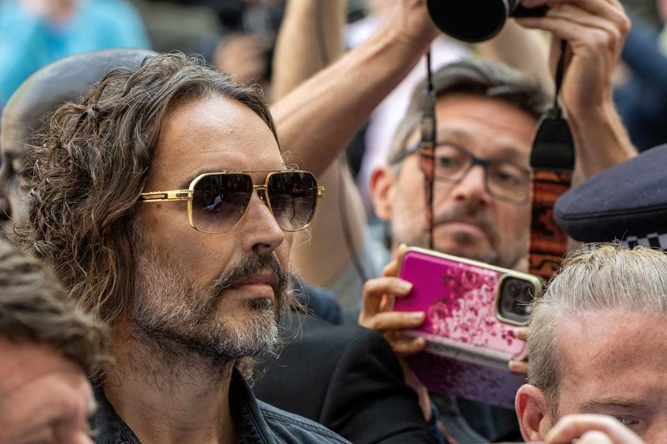 Russell Brand, Tecavüz ve Taciz Suçlamalarıyla Mahkeme Önünde 1 Ünlü Komedyen ve Aktör Russell Brand'e Yönelik Cinsel Saldırılar ve Hakim Karşısı Görünüm