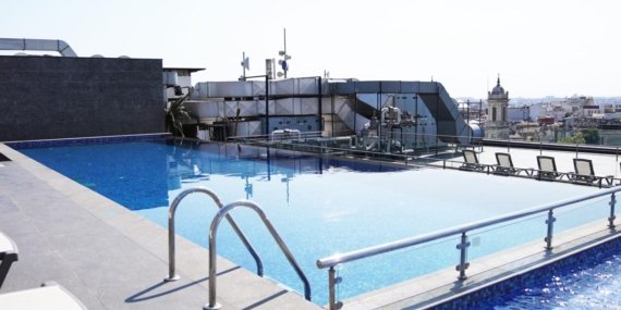 Sofitel Istanbul Taksim’in açık havuzu yaz sezonunu şehrin kalbinde açtı