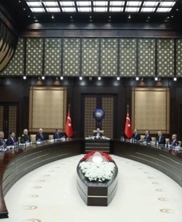 Türkiye Savunmada Yeni Döneme Giriyor: Kamikaze Sürü İHA’lardan Milli Denizaltıya 2025 Stratejisi 4 turkiye-savunmada-yeni-doneme-giriyor-kamikaze-suru-ihalardan-milli-denizaltiya-2025-stratejisi-rKXEPNiY.jpg