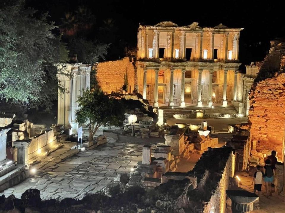 Yaz Aylarında Gece Müzeciliği Uygulamasıyla Tarih ve Kültür Deneyimini Geliştirme 1 Türkiye’de Yaz Ayları Boyunca Gece Müzeciliği Deneyimi