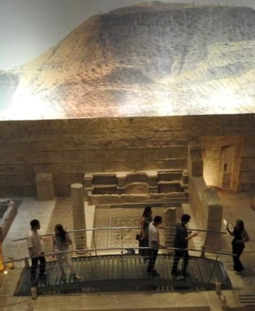 Zeugma Mozaik Müzesi'nin Büyüleyici Çekiciliği: Sadece 5 Ayda 218 Bin Ziyaretçiyle Rekor Kırdı 10 zeugma-mozaik-muzesinin-buyuleyici-cekiciligi-sadece-5-ayda-218-bin-ziyaretciyle-rekor-kirdi-QEIB4ert.jpg