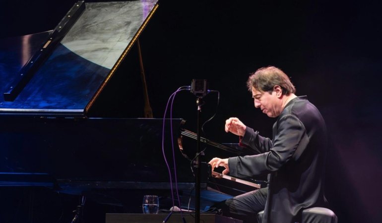 akra-caz-festivali-unutulmaz-anlarla-tamamlandi-fazil-saydan-50-yila-ozel-konser-8JLxGvmS.jpg