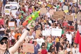 barcelona-ve-mallorcada-turist-isyani-buyuyor-asiri-turizme-karsi-su-tabancali-protestolar-yapildi-6NjFbKjE.jpg