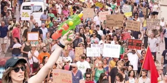 Barcelona ve Mallorca’da turist isyanı büyüyor! Aşırı turizme karşı su tabancalı protestolar yapıldı