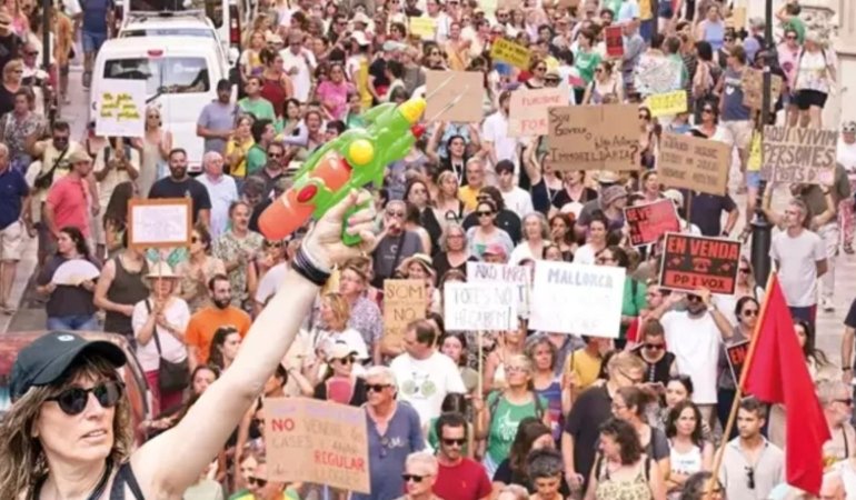 Barcelona ve Mallorca’da turist isyanı büyüyor! Aşırı turizme karşı su tabancalı protestolar yapıldı 1 barcelona-ve-mallorcada-turist-isyani-buyuyor-asiri-turizme-karsi-su-tabancali-protestolar-yapildi-6NjFbKjE.jpg