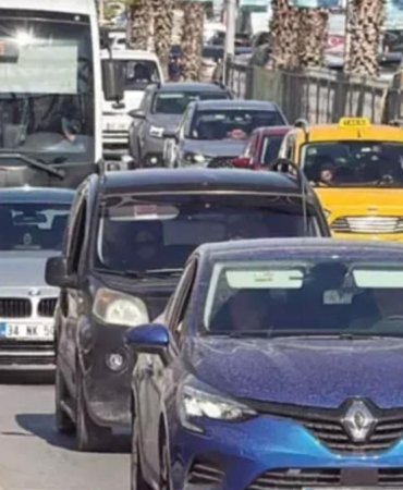 Bayram trafiği kilit noktalarda durma noktasına geldi 4 bayram-trafigi-kilit-noktalarda-durma-noktasina-geldi-ZQPp1vyO.jpg