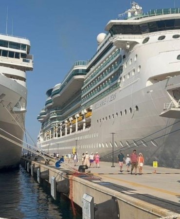 Bodrum'a dev kruvaziyer akını yaşandı, binlerce turist ilçeye giriş yaptı 7 bodruma-dev-kruvaziyer-akini-yasandi-binlerce-turist-ilceye-giris-yapti-GVfxfE3q.jpg