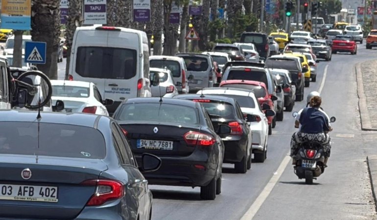 Bodrum’dan büyük dönüş başladı! 15 binden fazla araç ilçeyi terk etti 1 bodrumdan-buyuk-donus-basladi-15-binden-fazla-arac-ilceyi-terk-etti-Rj172L68.jpg