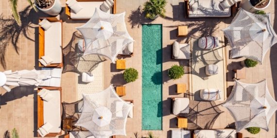 Boğaz manzaralı sonsuzluk havuzuyla The Roof at The Ritz-Carlton Istanbul şehirde tatil hissi yaşatıyor