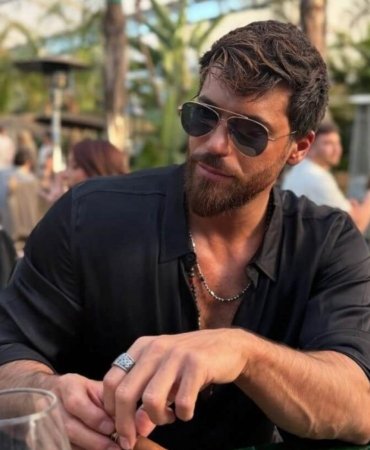 Can Yaman Aşkıyla Kırmızı Halıyı Salladı! El Ele Poz Sosyal Medyayı Karıştırdı 10 can-yaman-askiyla-kirmizi-haliyi-salladi-el-ele-poz-sosyal-medyayi-karistirdi-KH1YgaLM.jpg