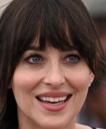 Dakota Johnson'ın Göz Estetiği İddiaları ve Yüz Gelişimi 9 dakota-johnsonin-goz-estetigi-iddialari-ve-yuz-gelisimi-LpWpDFjT.jpg