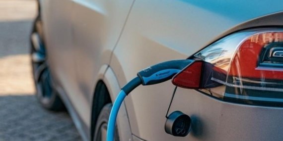 Dünya Çapında Elektrikli Araçlara Geçiş Eğilimleri ve Sürücülerin Endişeleri