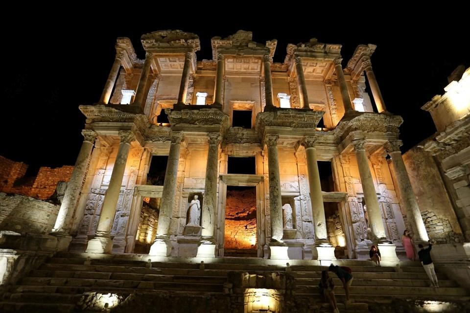 Efes Antik Kenti ve Efes Müzesi'nin Tarihsel ve Kültürel Zenginliği 1 Gece Müzeciliği ve Ziyaretçi Çekiciliği