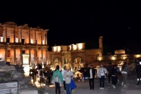 Efes Antik Kenti ve Efes Müzesi'nin Tarihsel ve Kültürel Zenginliği 3 efes-antik-kenti-ve-efes-muzesinin-tarihsel-ve-kulturel-zenginligi-7RH4TzaB.jpg