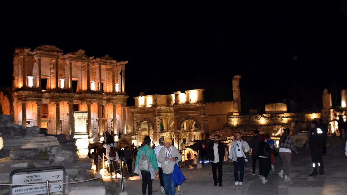 Efes Antik Kenti ve Efes Müzesi'nin Tarihsel ve Kültürel Zenginliği 3 efes-antik-kenti-ve-efes-muzesinin-tarihsel-ve-kulturel-zenginligi-7RH4TzaB.jpg