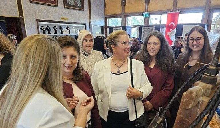 Gölcük’te El Emeği Rüzgarı Esti! GÖLMEK Yılsonu Sergisi Ziyaretçileri Büyüledi 6 golcukte-el-emegi-ruzgari-esti-golmek-yilsonu-sergisi-ziyaretcileri-buyuledi-PzD4qLYO.jpg