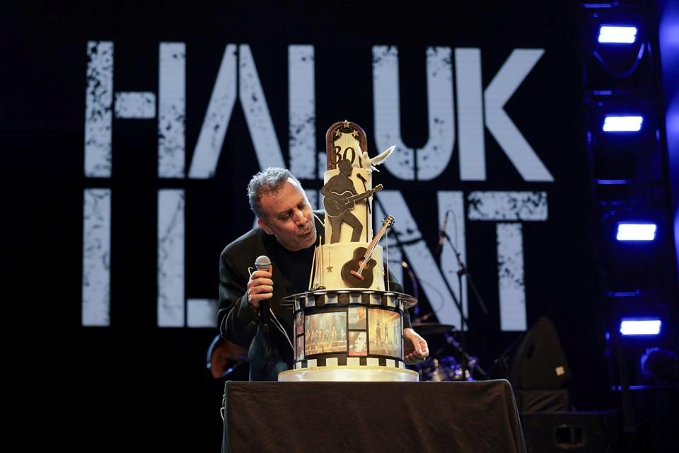 Haluk Levent’in 30. Yıl Kutlaması ve Sanat Hayatındaki Dönüm Noktası 1 Sanat ve Sosyal Sorumluluk Bir Arada: Haluk Levent’in 30. Yıl Konseri ve Toplumsal Çalışmaları