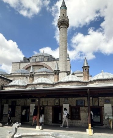 Mevlana Müzesi: Konya'nın Farklı Işığında Kültürel Bir Mabet 8 mevlana-muzesi-konyanin-farkli-isiginda-kulturel-bir-mabet-hAdkO6l6.jpg