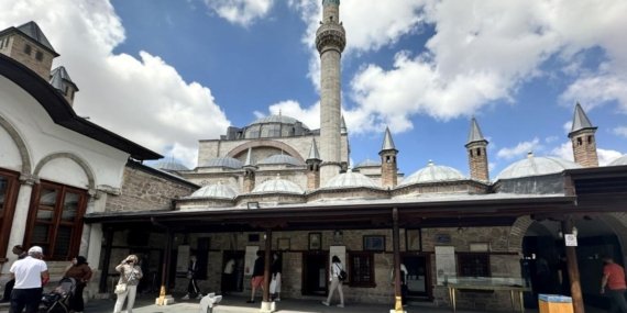 Mevlana Müzesi: Konya’nın Farklı Işığında Kültürel Bir Mabet