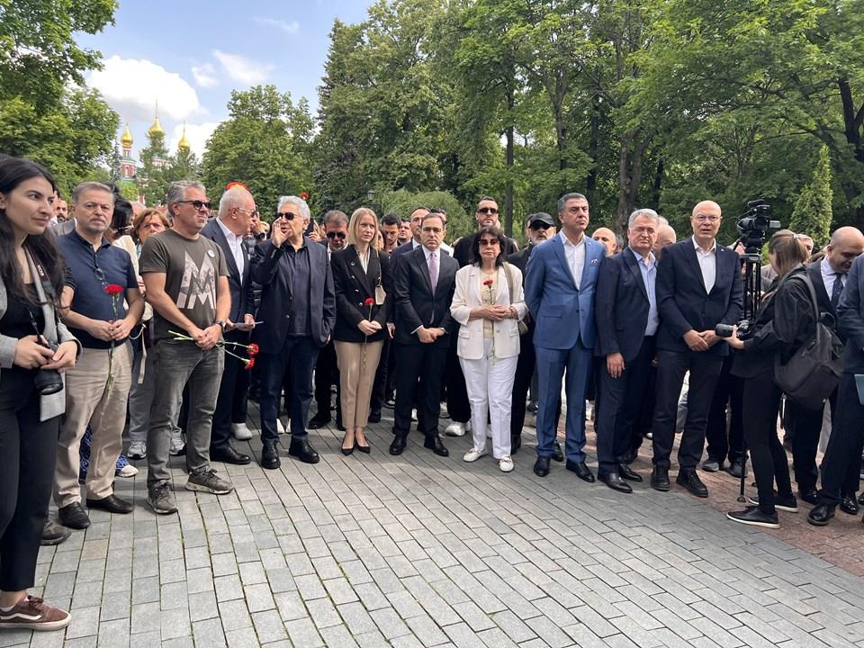 Moskova’da Nazım Hikmet Anması: Dostluk ve Sanatın Birlikte Yücelişi 1 Türkiye’nin Moskova Büyükelçiliği’nin önderliğinde, Rus-Türk İş İnsanları Birliği (RTİB) ve Moskova Nazım Hikmet Kültür ve Sanat Vakfı’nın değerli işbirliğiyle gerçekleştirilen anlamlı anma töreni, Novodeviçi Mezarlığı’nda düzenlendi. Bu özel etkinlik, hem iki halk arasındaki kültürel bağların güçlenmesine hem de Nazım Hikmet’in mirasının yaşatılmasına hizmet etti.