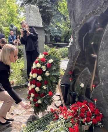 Moskova’da Nazım Hikmet Anması: Dostluk ve Sanatın Birlikte Yücelişi 4 moskovada-nazim-hikmet-anmasi-dostluk-ve-sanatin-birlikte-yucelisi-XZQ6L7cv.jpg