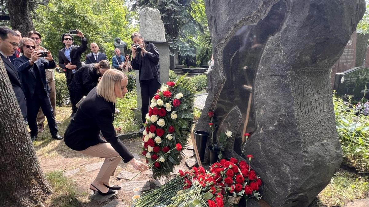 Moskova’da Nazım Hikmet Anması: Dostluk ve Sanatın Birlikte Yücelişi 3 moskovada-nazim-hikmet-anmasi-dostluk-ve-sanatin-birlikte-yucelisi-XZQ6L7cv.jpg