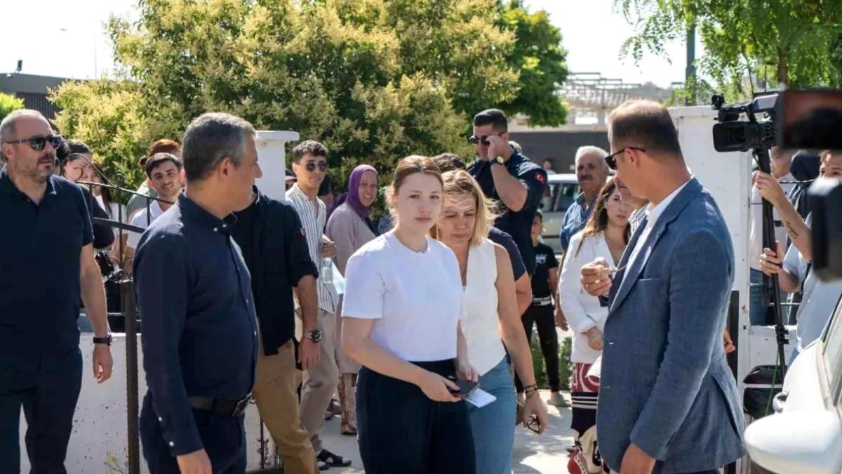 Özgür Özel, Ferdi Zeyrek’in kızı Nehir’i sınavda da yalnız bırakmadı 2 ozgur-ozel-ferdi-zeyrekin-kizi-nehiri-sinavda-da-yalniz-birakmadi-WSRAcVgD.jpg