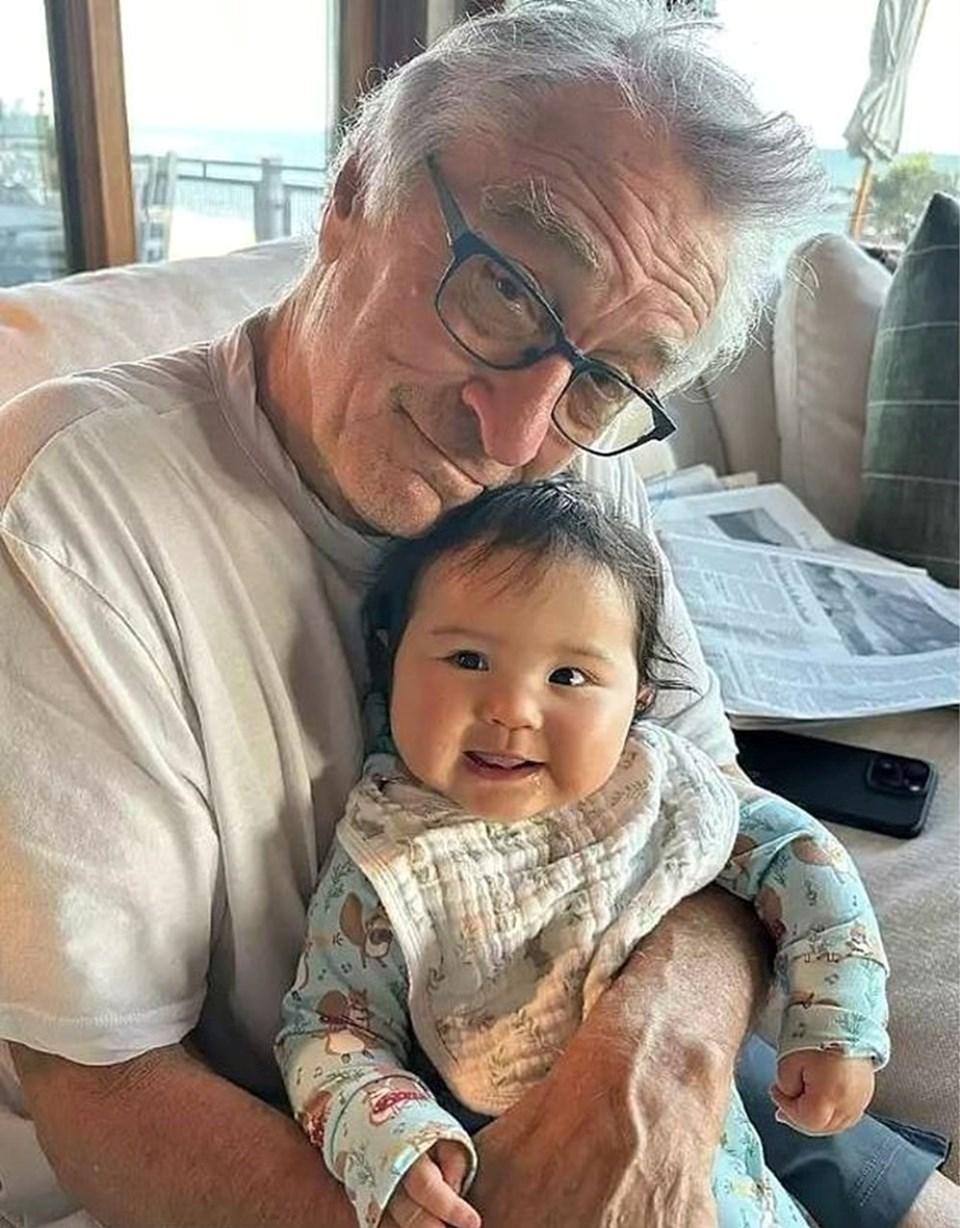 Robert De Niro'nun Yedinci Çocuğu ve Baba Olma Deneyimi 1 Hollywood'un Efsanevi Oyuncusu Robert De Niro, 2023 Yılında Bir Kız Bebek Daha Dünyaya Getirdi