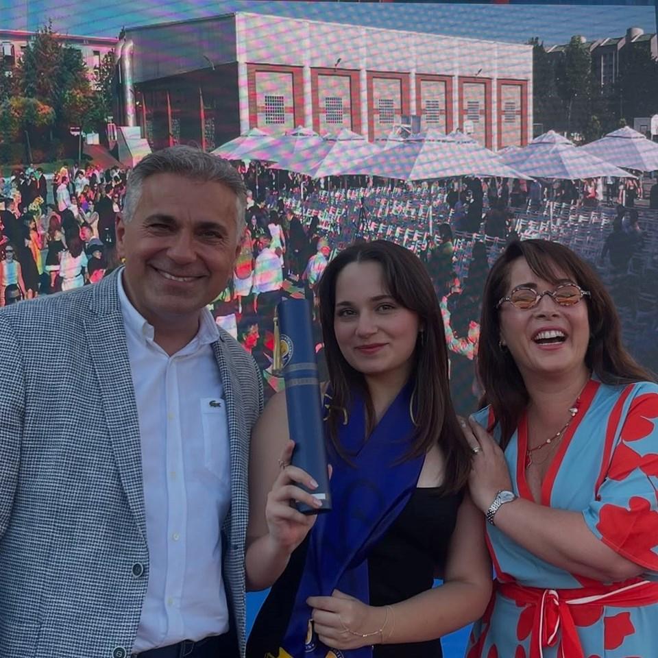 Sevinç Erbulak'tan Kızının Mezuniyet Sevinci ve Duygusal Anlar 1 Sevinç Erbulak'ın Kızının Mezuniyet Heyecanı